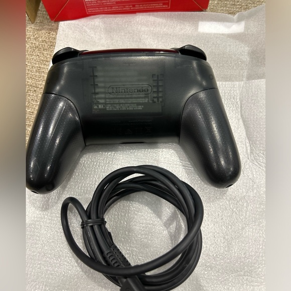 Used Nintendo Switch Pro Controller - Picture 4 of 8